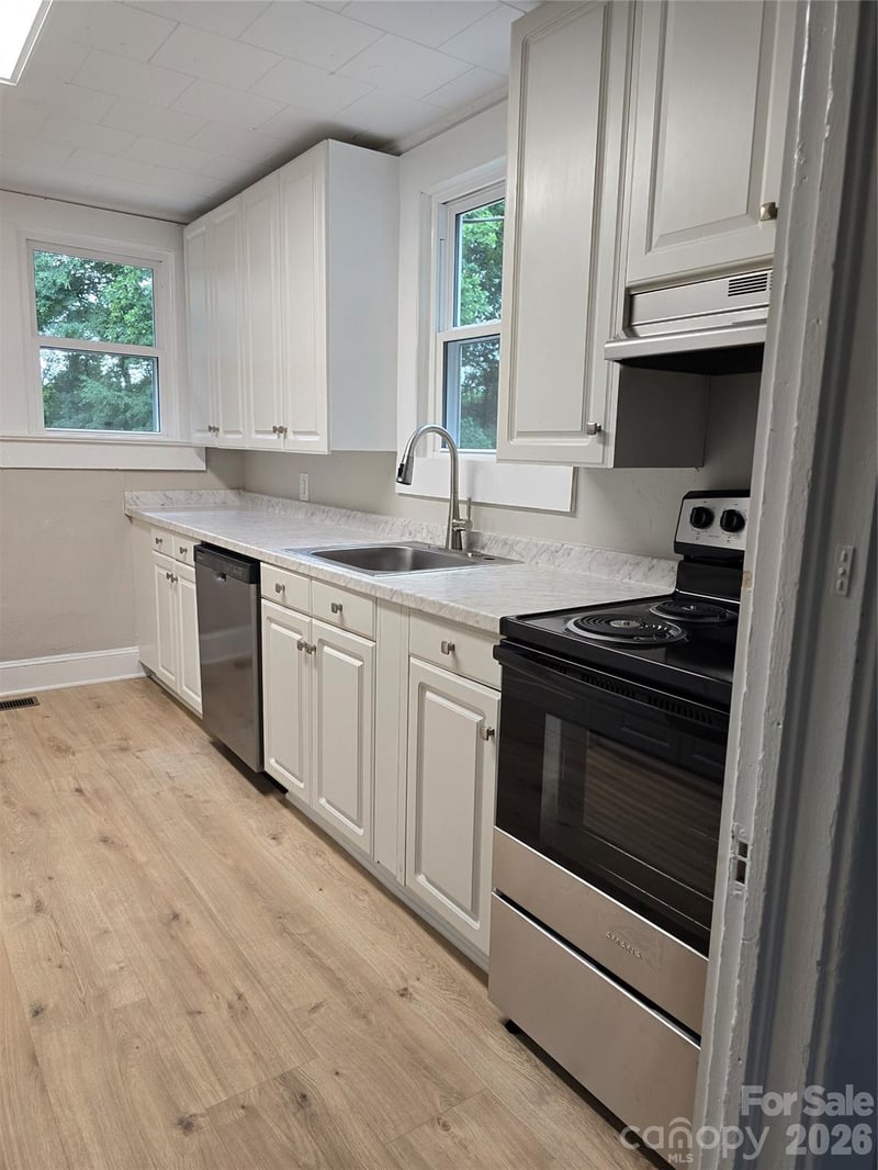 1729 Lakeview Dr, Statesville, NC 28677
