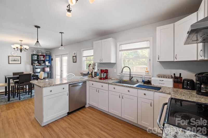 525 Kelly Ave, Mooresville, NC 28115