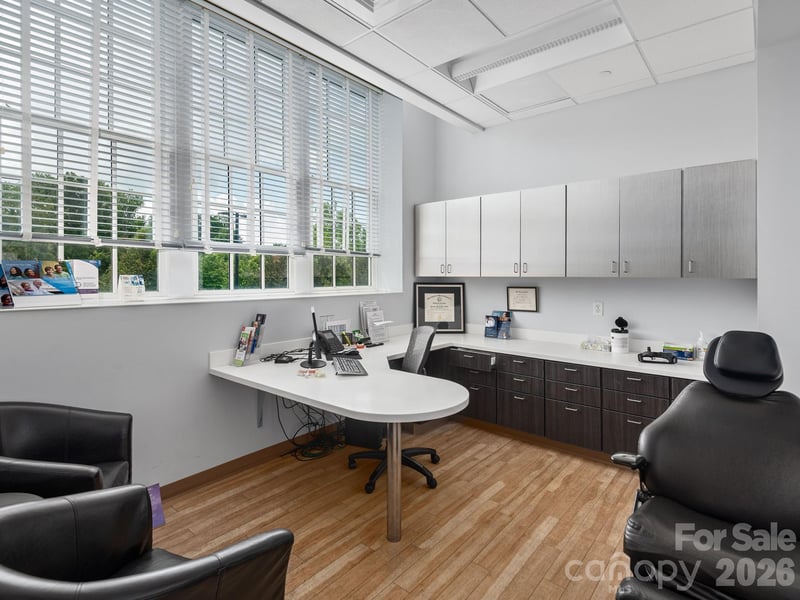 4 Vanderbilt Park Dr, Asheville, NC 28803