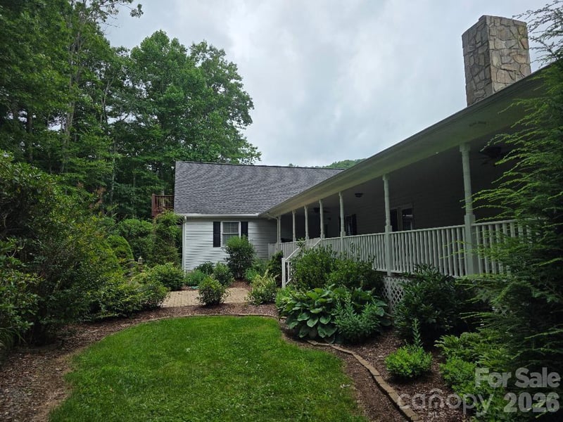 225 White Oak Rd, Burnsville, NC 28714