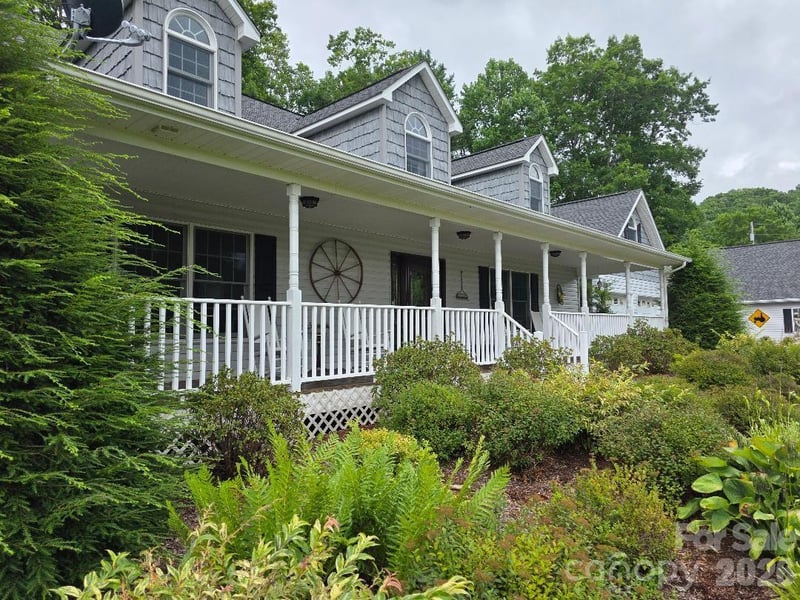 225 White Oak Rd, Burnsville, NC 28714