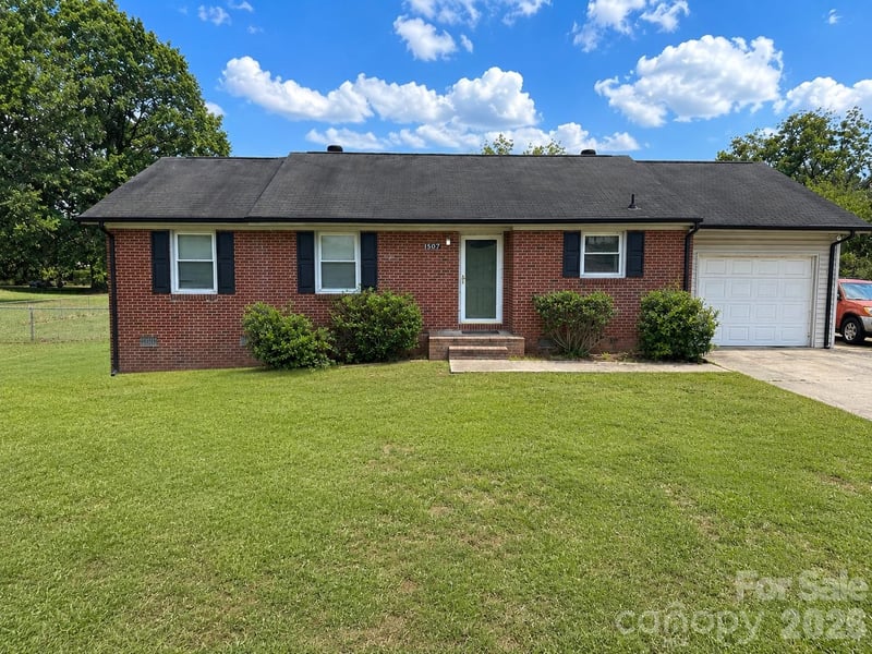 1507 Dallas Cherryville Hw, Dallas, NC 28034