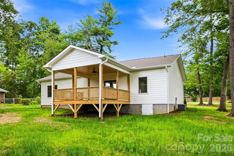 334 Woodland Dr, Hendersonville, NC 28792