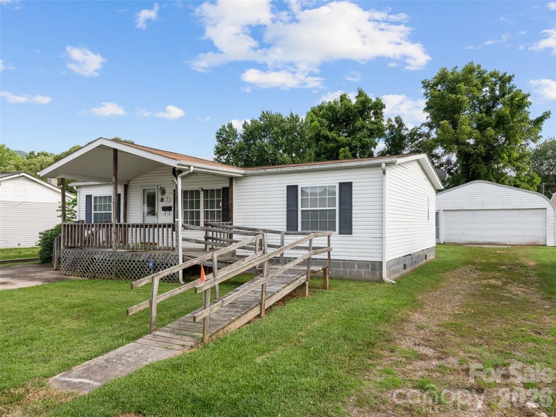 39 Spruce St, Waynesville, NC 28786
