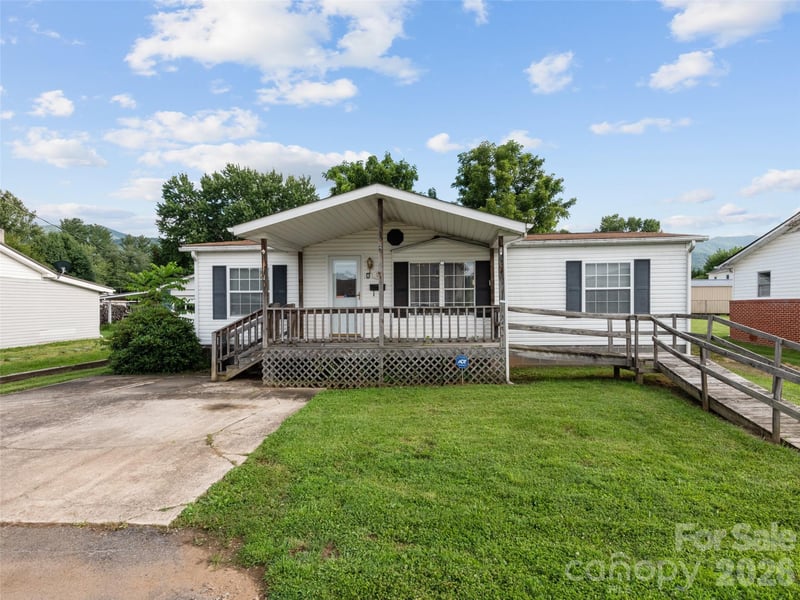 39 Spruce St, Waynesville, NC 28786