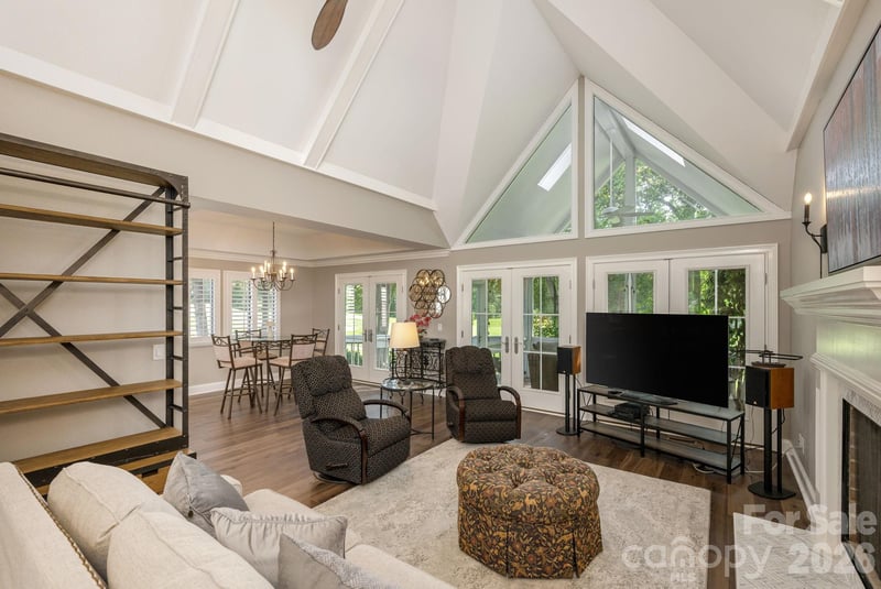 128 Overlook Dr, Flat Rock, NC 28731