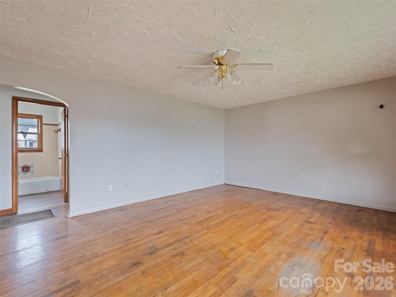 57 Spruce St, Waynesville, NC 28786