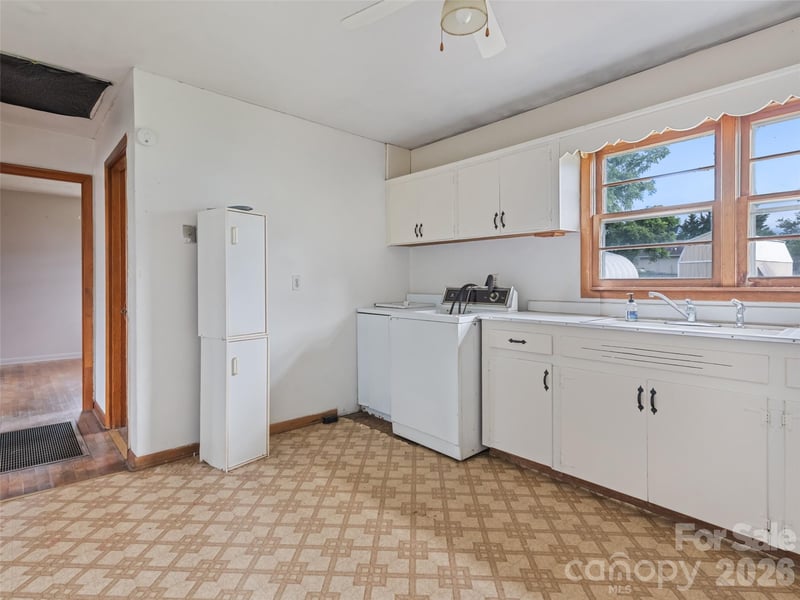 57 Spruce St, Waynesville, NC 28786
