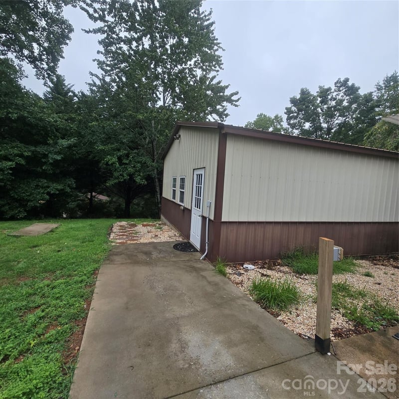 2734 Orchard St, Newton, NC 28658
