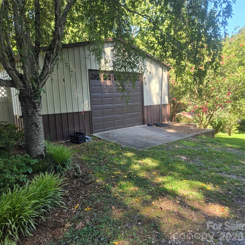 2734 Orchard St, Newton, NC 28658