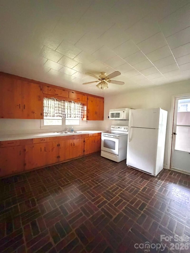 1132 S Rutherford St, Blacksburg, SC 29702
