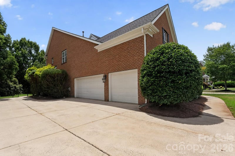 105 Castlestone Ln, Matthews, NC 28104