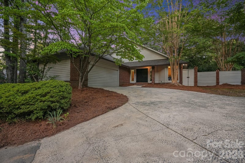 6301 Saddlebrook Ct, Charlotte, NC 28226