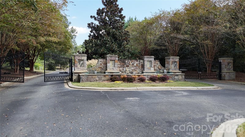 8335 Victoria Lake Dr, Waxhaw, NC 28173