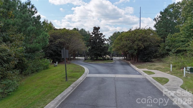 8335 Victoria Lake Dr, Waxhaw, NC 28173