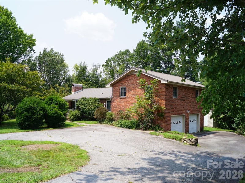 887 Upward Rd, Flat Rock, NC 28731