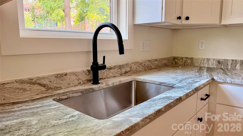 8 Lily Crossing Ln, Black Mountain, NC 28711