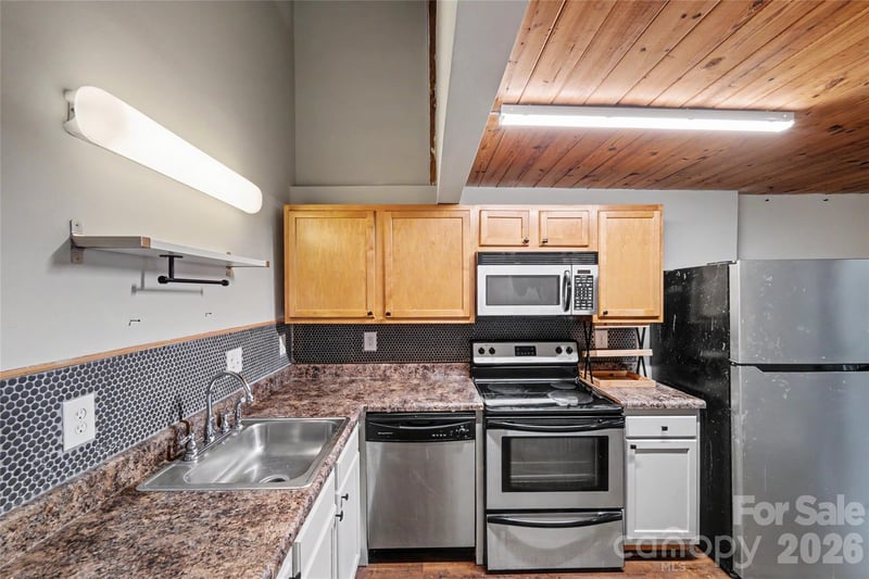 201 S Hoskins Rd #316, Charlotte, NC 28208