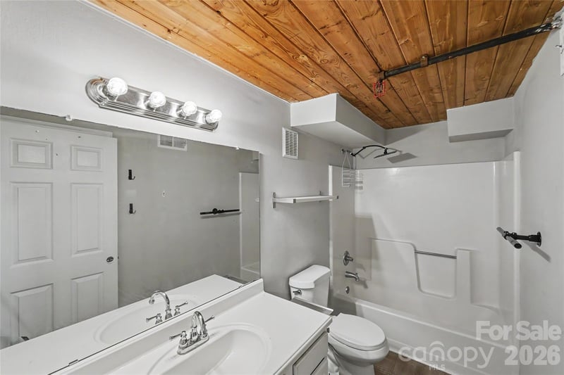 201 S Hoskins Rd #316, Charlotte, NC 28208