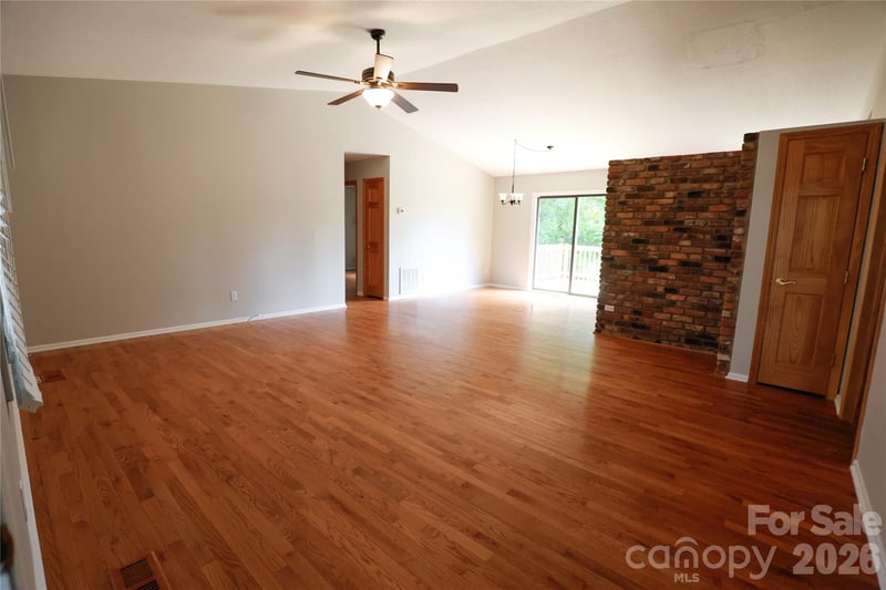 5516 Brookwood Ln, Hickory, NC 28602