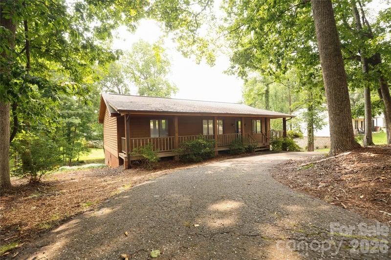 5516 Brookwood Ln, Hickory, NC 28602
