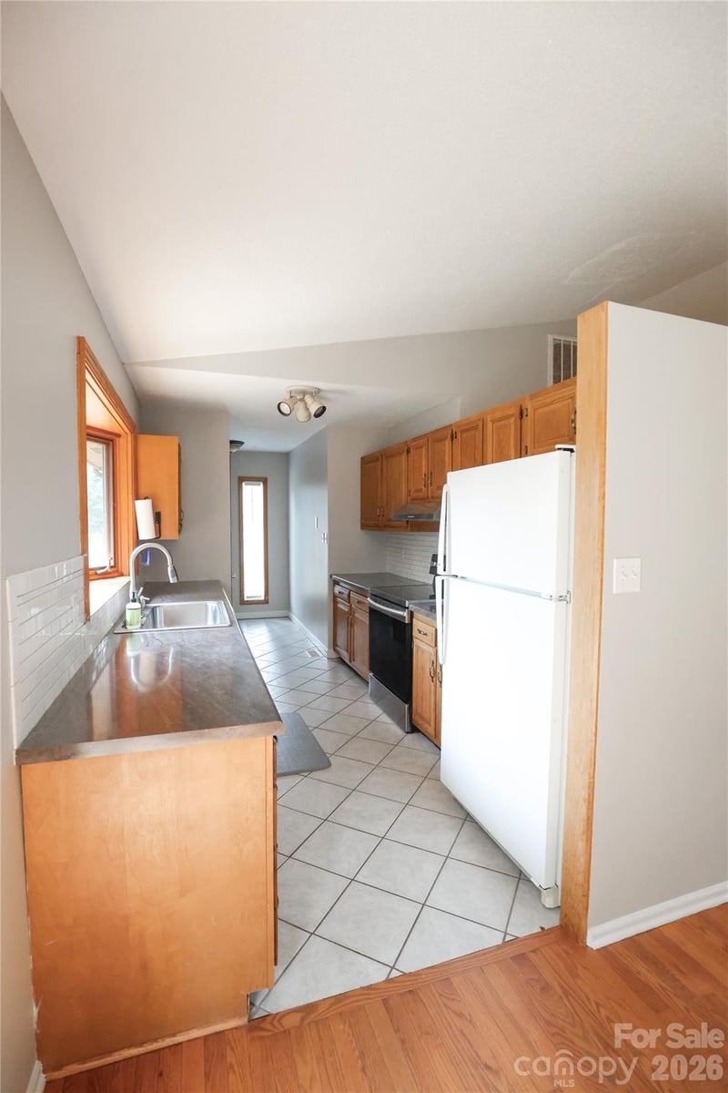 5516 Brookwood Ln, Hickory, NC 28602