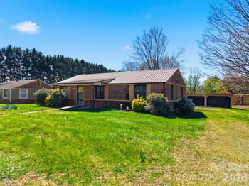 2421 35th Street Ct, Hickory, NC 28601