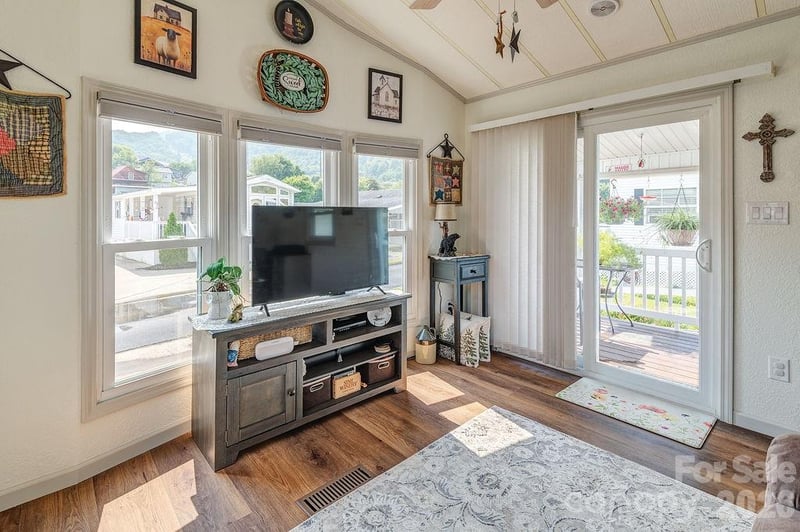 20 Strollers Ln, Waynesville, NC 28785