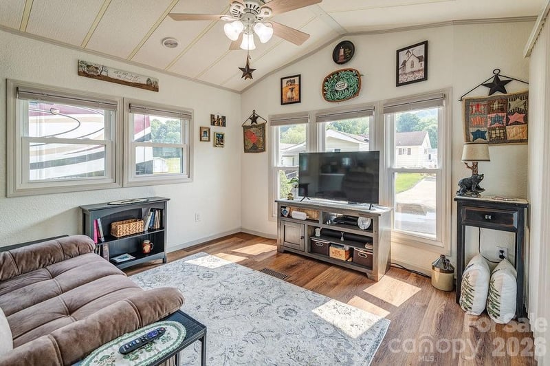 20 Strollers Ln, Waynesville, NC 28785