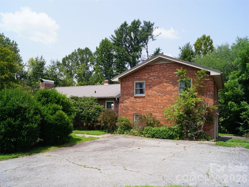 887 Upward Rd, Flat Rock, NC 28731