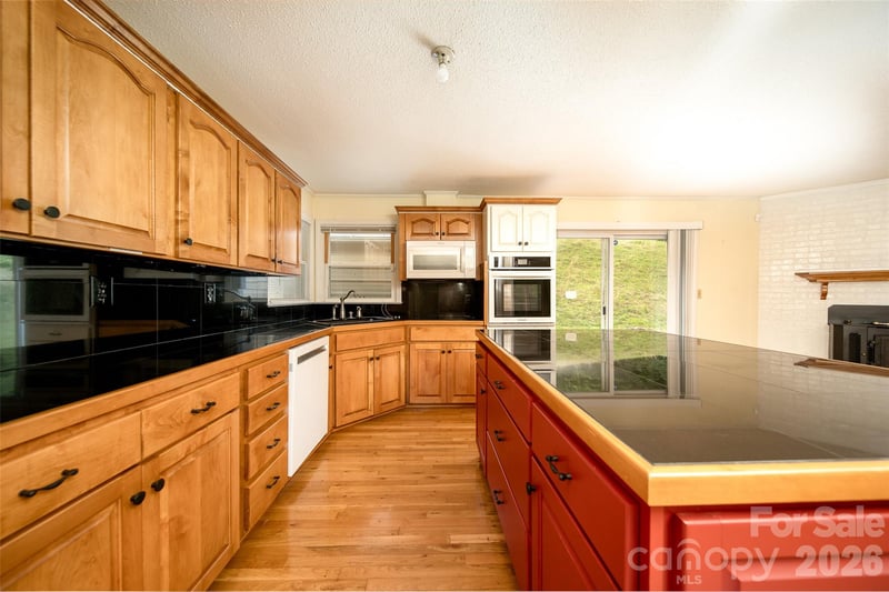 821 Tanasee Gap Rd, Balsam Grove, NC 28708