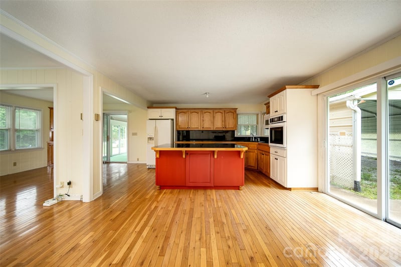 821 Tanasee Gap Rd, Balsam Grove, NC 28708