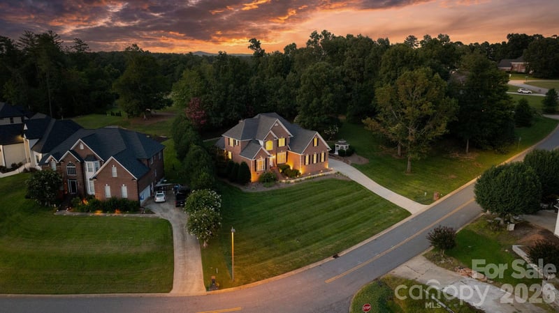 1025 Shore Dr, Hickory, NC 28601