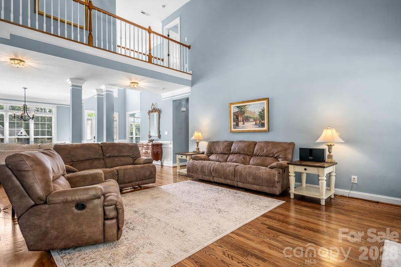 1025 N Shore Dr, Hickory, NC 28601