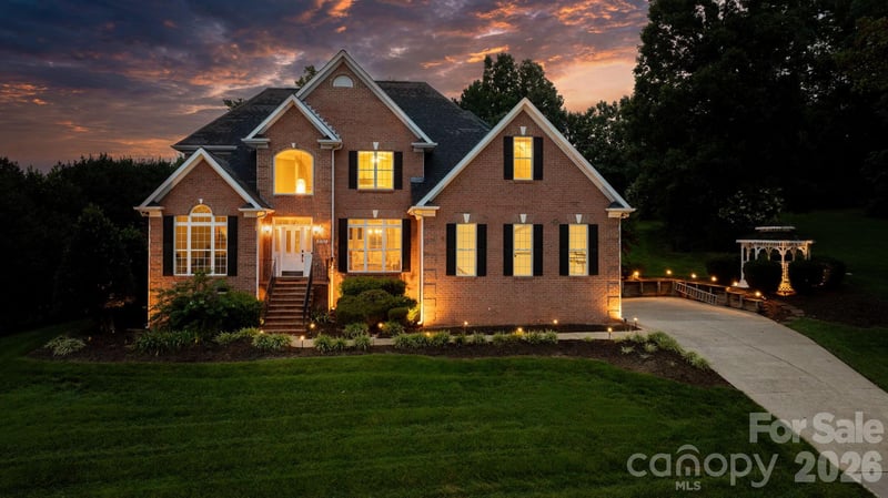 1025 Shore Dr, Hickory, NC 28601