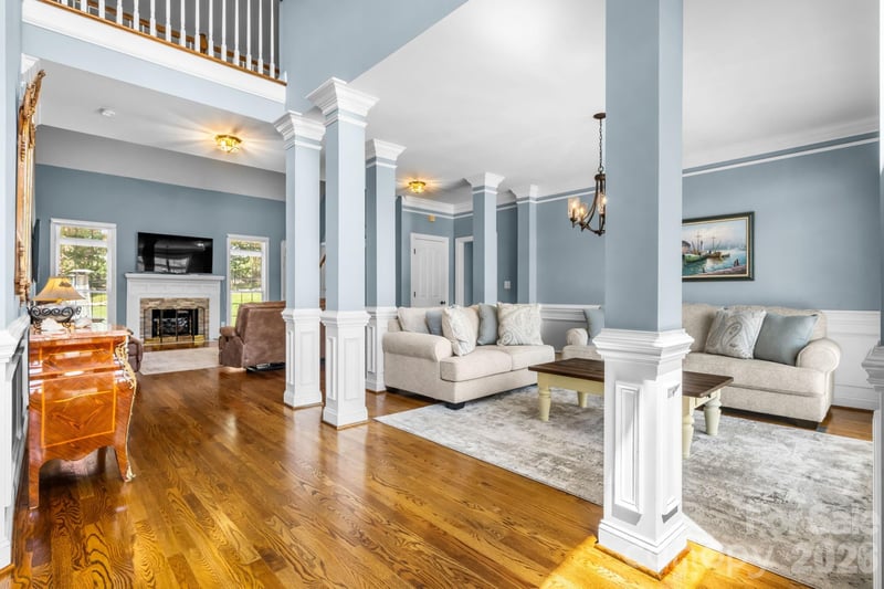 1025 N Shore Dr, Hickory, NC 28601