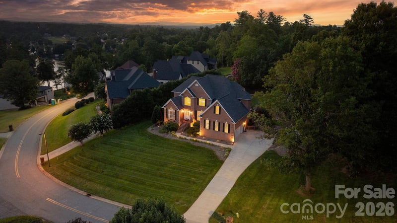 1025 Shore Dr, Hickory, NC 28601
