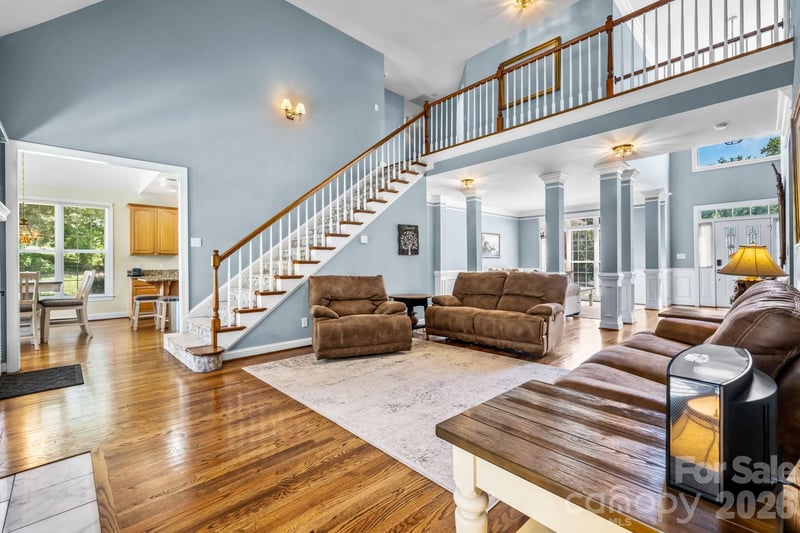 1025 N Shore Dr, Hickory, NC 28601