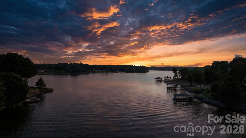 1025 Shore Dr, Hickory, NC 28601