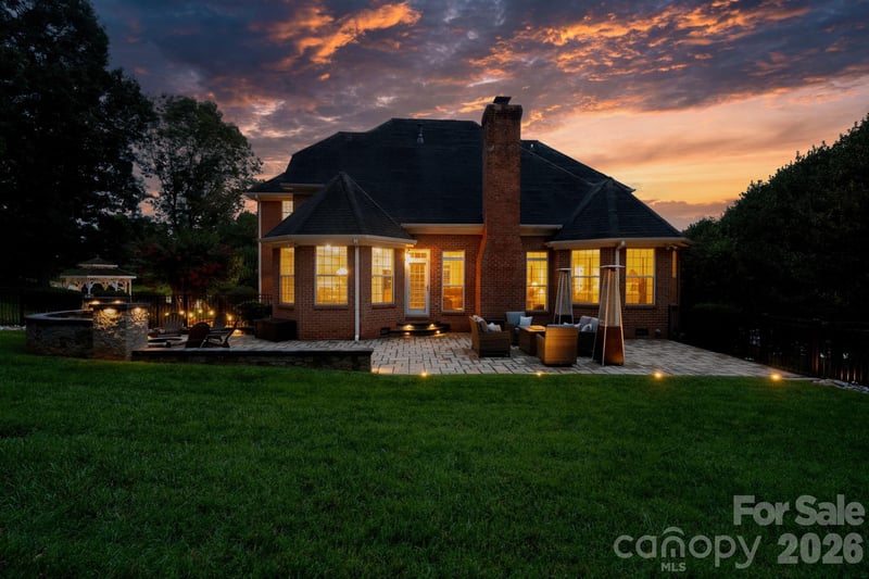 1025 Shore Dr, Hickory, NC 28601