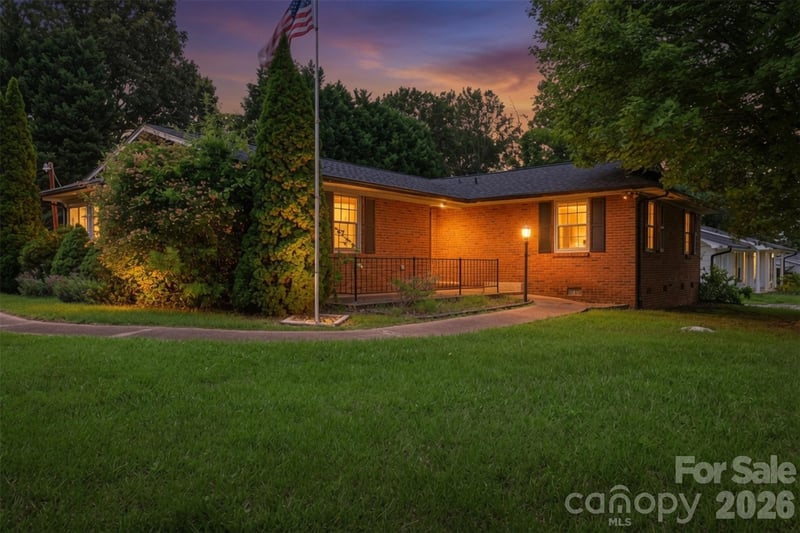 2111 24th St, Hickory, NC 28601