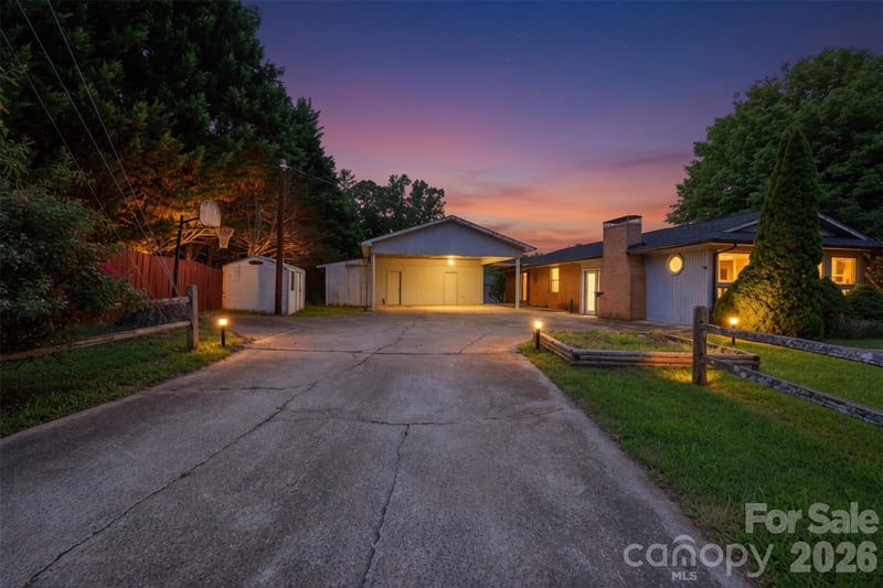 2111 24th St, Hickory, NC 28601