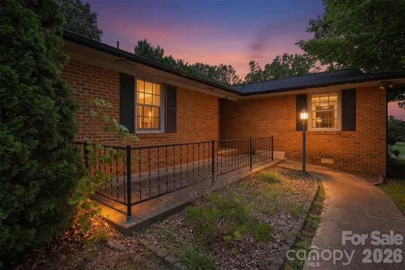 2111 24th St, Hickory, NC 28601