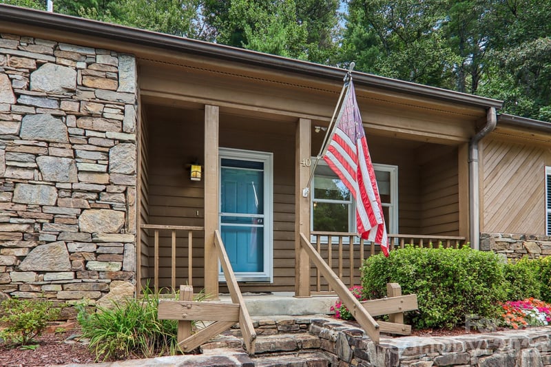 40 Sagebrush Cir, Etowah, NC 28729