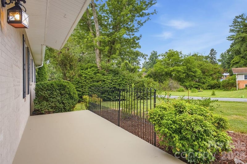 216 Lyndale Rd, Hendersonville, NC 28739