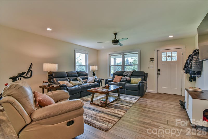 33 Ben Lippen Rd, Asheville, NC 28806