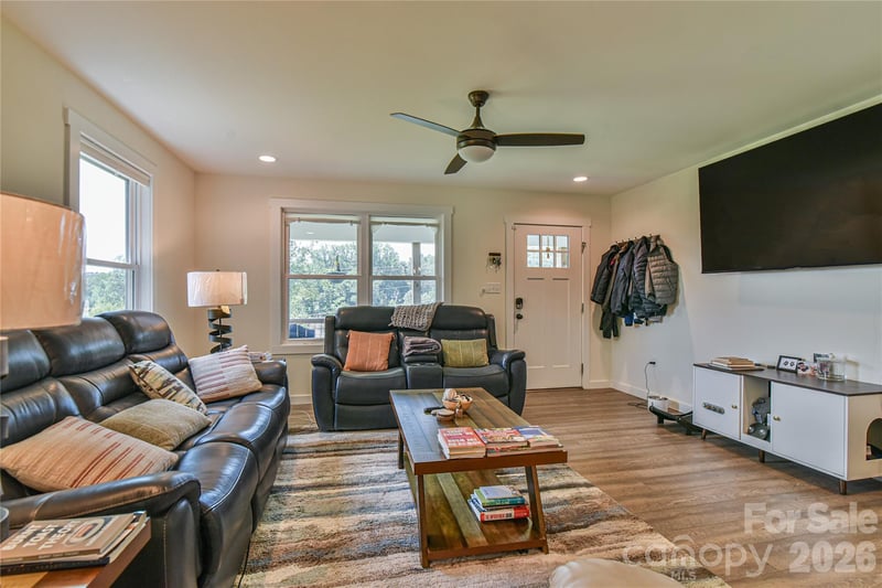 33 Ben Lippen Rd, Asheville, NC 28806