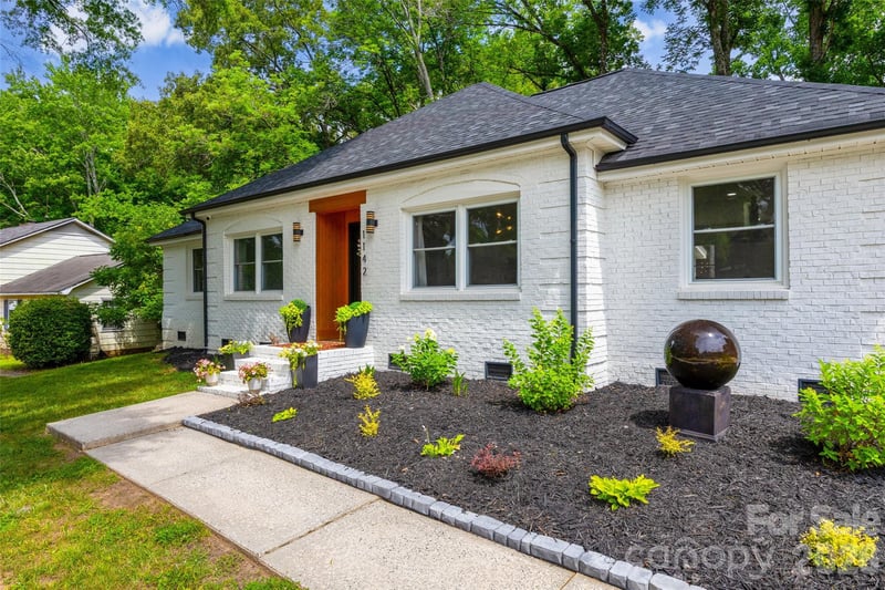 1142 Fox Run Dr, Charlotte, NC 28212