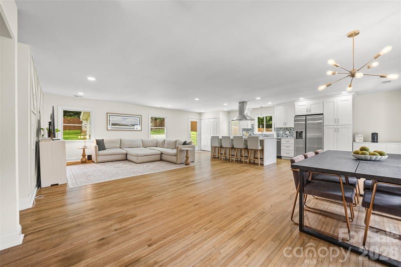 1142 Fox Run Dr, Charlotte, NC 28212