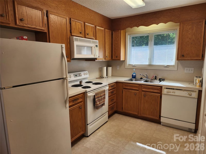 3236 White Oak Ct, Claremont, NC 28610